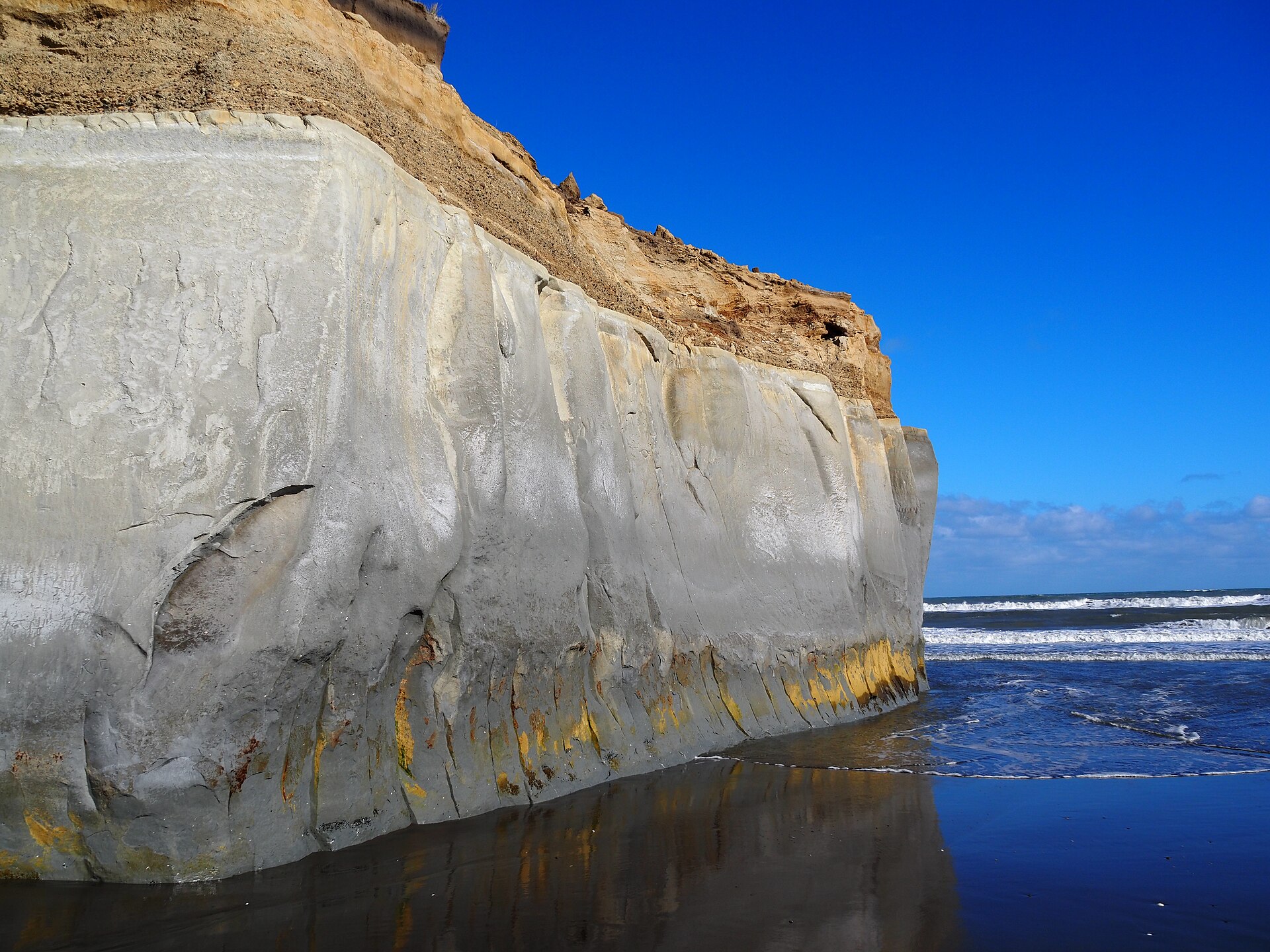 Looking down the clay cliffs at Kai Iwi Beach